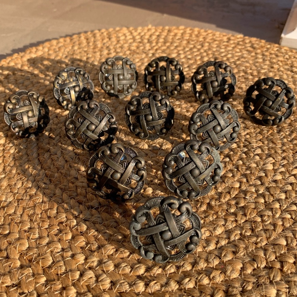12 cabinet door knobs